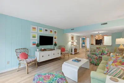 Image de Pet Friendly | Beachwood Condo | Directly Across the Street from the Beach
