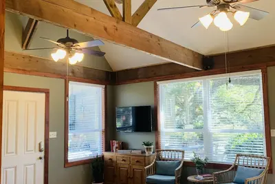 Image de New! ! <br>The Potters Cottage minutes from 1-49 and 1-10.