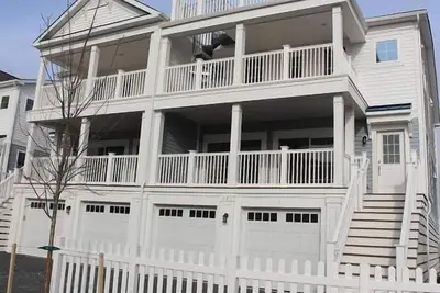 Image de Dewey Beach town home just over one block to beach!