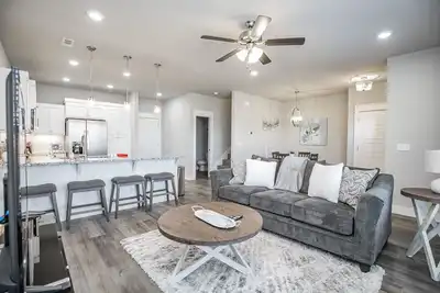 Image de Close to everything, New Fayetteville Home!