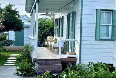 Image de Charming Cottage w\/pool- in the highly desired settlement
