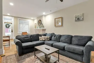 Image de Harrison West Brick| 5 Br w/ extra beds