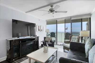 Image de Oceanfront penthouse with private beach access. Two bedroom oceanfront condo.