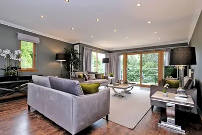 Image de Enchanting Home with Furnished Balcony in Cults, Scotland