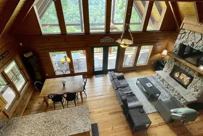 Image de Beautiful secluded cabin - sleeps 12, fire pit, fishing pond, grill, game room