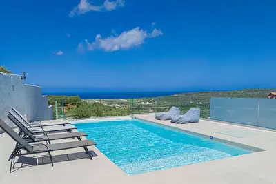 Image de Modern villa with infinity pool close to the sea
