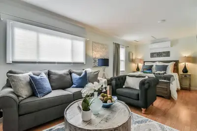 Image de Fire Pit, Fenced Yard, Safe, Modern, Inclusive, 9Min to Dt A-Ville