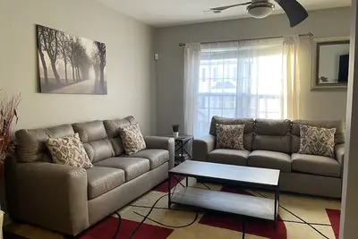 Image de Spacious 3 level Townhome in prime location! Tvs & fans in all 4 bedrooms! !