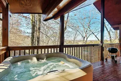 Image de Spring With a View! Hot Tub, King Bed, Private