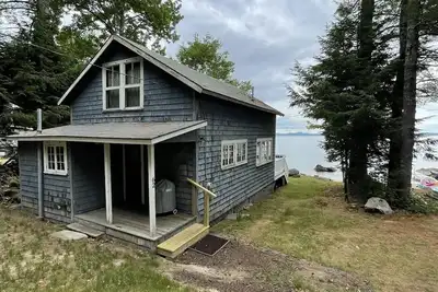 Image de Rustic shorefront cottage with a small sandy beach