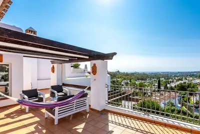 Image de Las Tortugas Marbella – Penthouse de Luxe avec Vue Mer et Jacuzzi