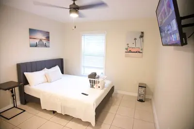 Image de Beachy Oasis Queen Bedroom with Shared Lavatory