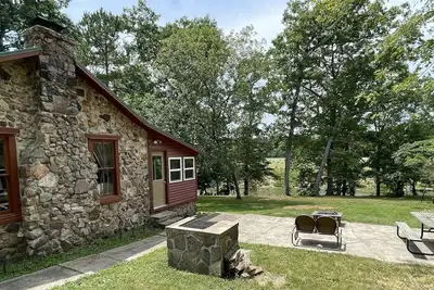 Image de Private River Frontage! ! ! Beautiful Cabin with Amazing views! Available now! !