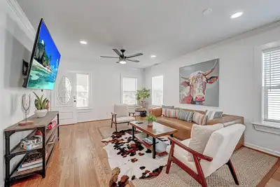 Image de 1712 Fairview 5king/3ba House + Parking + Pets Ok!