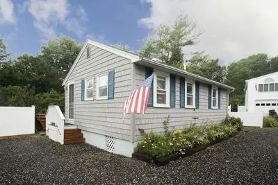 Image de Beach Bliss! Cute 2 bed\/1 bath cottage — 3 min. walk to Long Sands Beach!