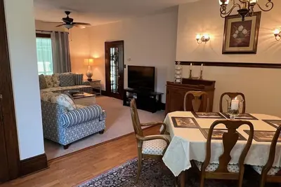 Image de Historical home in quaint, quiet town with mountain views.