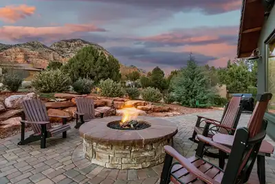 Image de Escape to Sedona Avalon West, a luxurious 2-bed, 3-bath home with stunning red rock views.