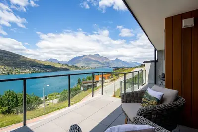 Image de Captivating Lake views, Bbq, A/C, 4 Bdr, Garage, Unlimited Free Wifi, Smart Tv