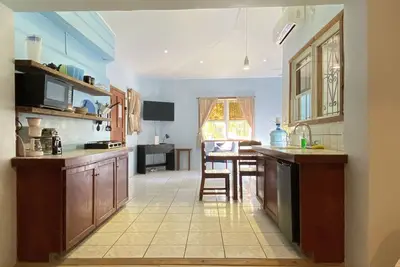 Image de In the heart of West End, Roatan - Mariposa Lodge - Unit 3