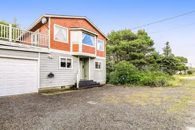 Image de Dog-friendly Home with Deck & Enclosed Yard - Near Beach Access