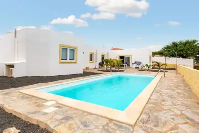 Image de Magnifique maison de vacances pour 6 personnes avec piscine privée, Wifi, Tv, terrasse et parking