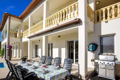 Image de Joli appartement dans une maison de vacances avec climatisation, piscine privée, Wifi, Tv, patio