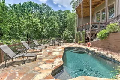 Image de Swimming Pool, Steamy Hot Tub, Home Theater, Sunroom, Game Room & Community Extras - Red Fox Manor