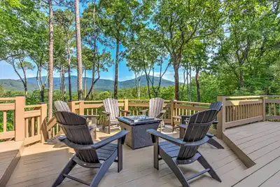Image de Hillside Manor - Luxury Hot Tub + Fireplace + Pool Table + & Wet Bar