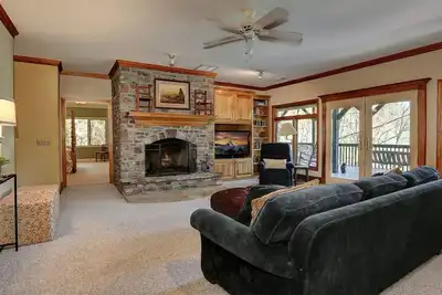 Image de Mountain Memories - Viking gas range + Ge double oven/warmer + Lake views