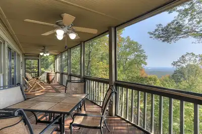 Image de Wine Down Cottage - Mountain Views, Sip Wine Fireside, Watch Netflix & Play Golf