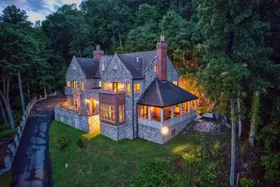 Image de The Castle At Valle Crucis: Live Like A King! Over 10k sq ft, View, hot tub, pool table, and more!