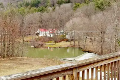 Image de 3 Level River View Home w\/Private Hot Tub, fast WiFi, Pool Table, & Washer\/Dryer