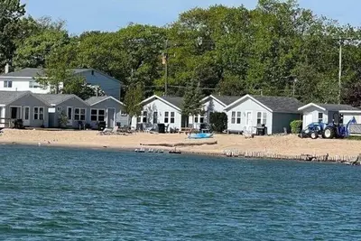 Image de Beautiful Miami Beach resort - your view is the Lake Huron beach!