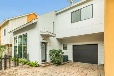 Image de 2-Story Dog-Friendly Townhouse w/Enclosed Yard, W/D, A/C & Close to Downtown