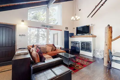 Image de Two-story condo near lifts with fireplace, mountain views, & W/D, sleeps 6