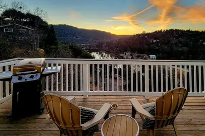 Image de Ideal lakeview getaway with furnished deck, gas grill, & full kitchen