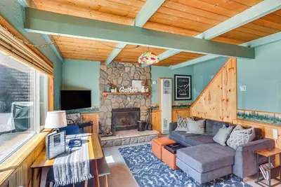Image de 1 Mi to Snow Summit: Big Bear Lake Cabin!
