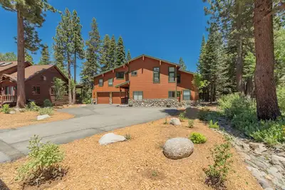 Image de Bearfoot Lodge- 5 Br Walk To Ski Resort- Pet Friendly- Gym and Pool Access