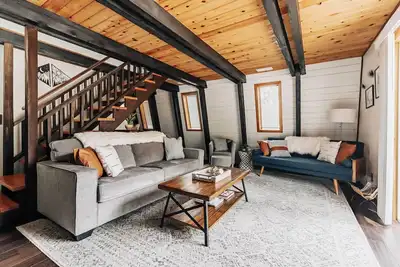 Image de Stylish Big Bear Cabin w/ Deck & Fireplace!