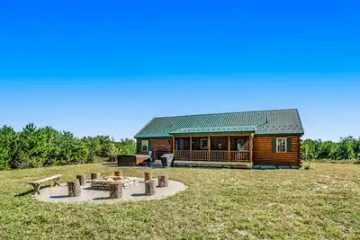 Image de The Cozy Cabin with a private hot tub, screened porch, W/D & Ac - dog-friendly