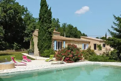 Image de maison de vacances à Puyméras avec jardin
