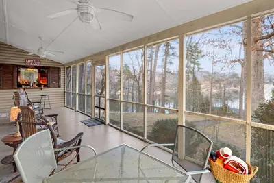 Image de Lakeview Lodge - Screened Porch with Lake View, Fire Pit, Fireplace, Dog Friendly