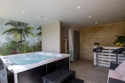 Image de Gîte avec jardin, jacuzzi, proche Sarlat et Lascaux, idéal pour familles et amis