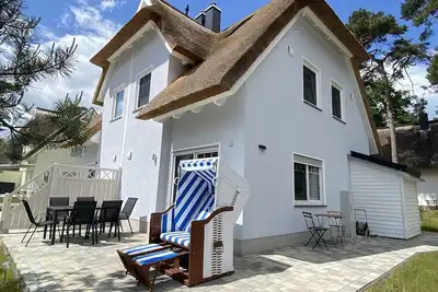 Image de Vacation home under thatch on Usedom for 6 people with sauna and wood-burning stove, wall box.