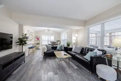 Image de Cheerful Home by Allianz Field w/ Patio & Parking