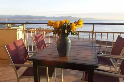Image de 2 pièces front de mer à la Salis, Antibes, avec terrasse et parking