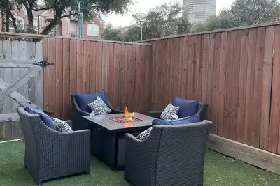 Image de Stylish Montrose 3-Level Townhome – 3br, 3. 5ba, TVs in Every Room