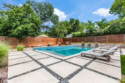 Image de 1/2 acre with pool, hot tub, playground, cabana, & yard only 15 mins to downtown