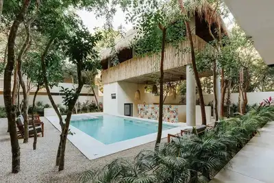 Image de This spacious 3-bedroom condo combines modern design with tropical comfort