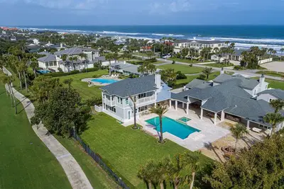 Image de 8, 190sqft estate on 3rdhole of Pv Inn & Club across from ocean.
